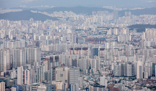 정부는 2일 부동산관계장관회의에서 부동산 시장 교란 행위를 감시한다는 명목으로 상시 기구인 '부동산거래분석원(가칭)' 설치를 공식화했다.    박동욱기자 fufus@